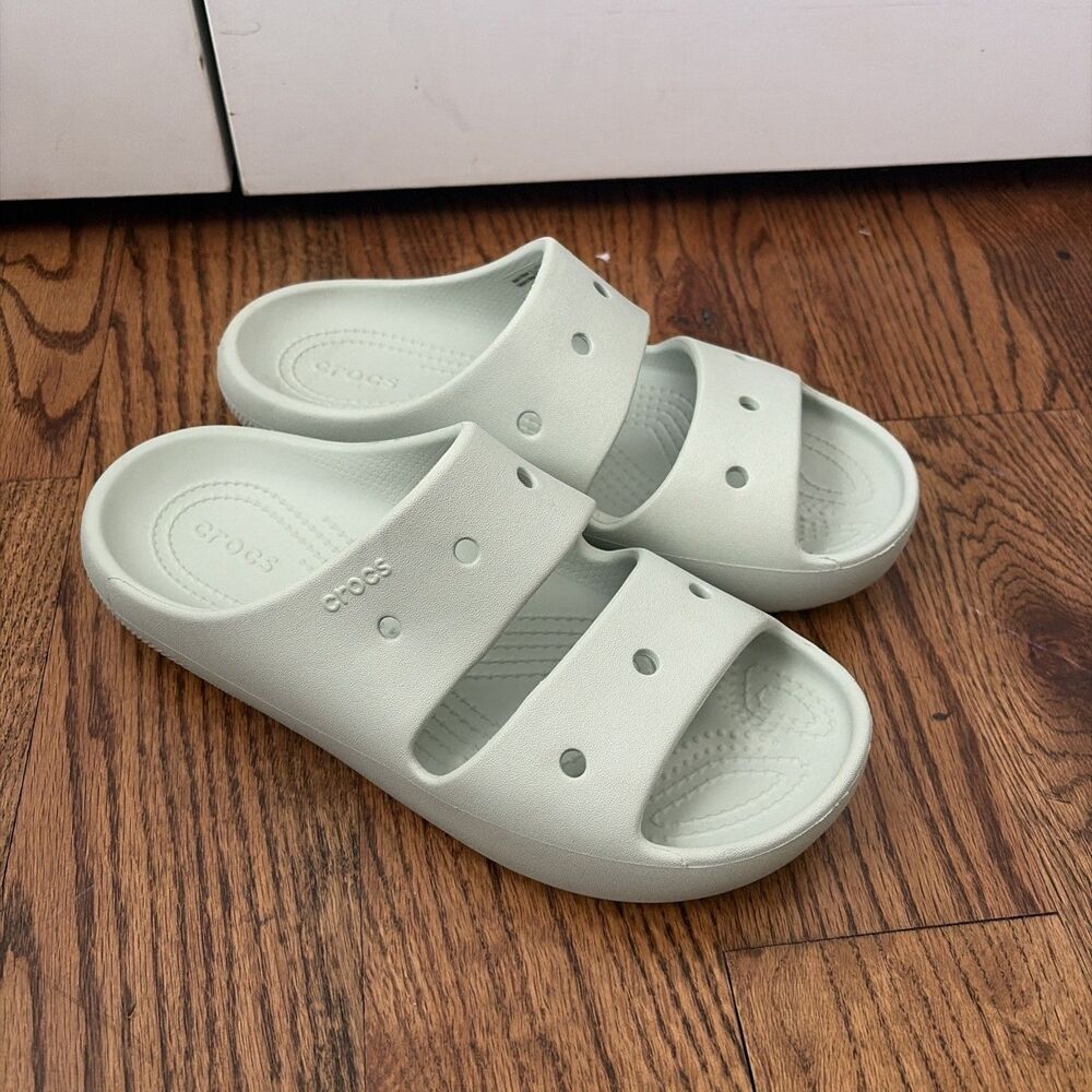 Crocs Classic Sandal v2 Women’s Size 7 -New